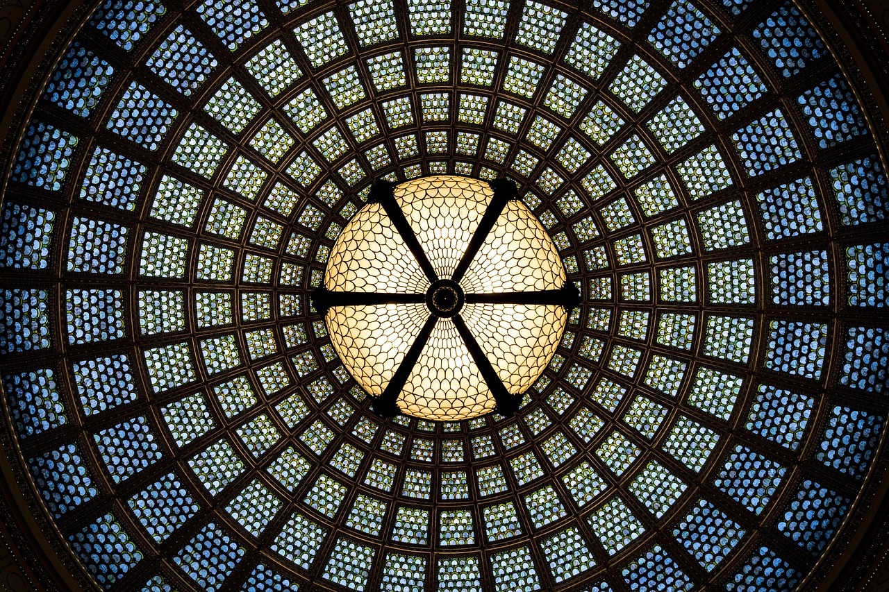 Glas-in-loodlamp met eigentijdse geometrische vormen. Glas-in-loodlamp met eigentijdse geometrische vormen.