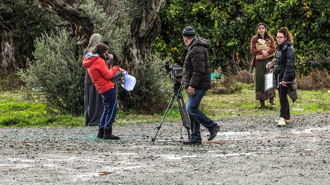 Projectiescherm met lantaarns voor openlucht filmavond. Projectiescherm met lantaarns voor openlucht filmavond.