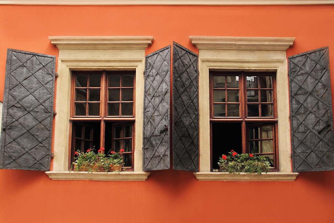 Ventilatie in keuken met trendy metalen sluitpanelen.