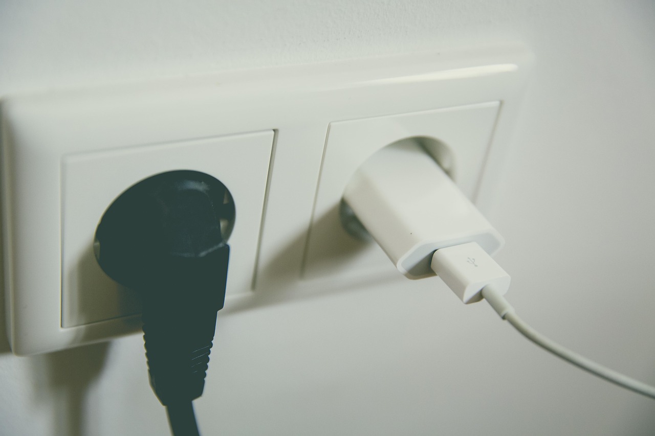 Strak wit USB-C-oplaadstation met moderne uitstraling. Strak wit USB-C-oplaadstation met moderne uitstraling.