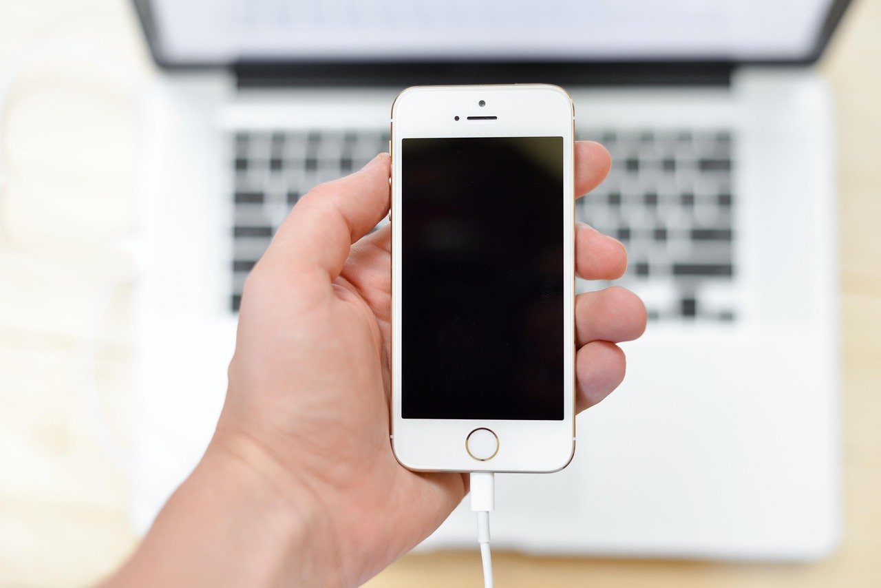 Zwart minimalistisch oplaadstation met USB-C-poorten. Zwart minimalistisch oplaadstation met USB-C-poorten.