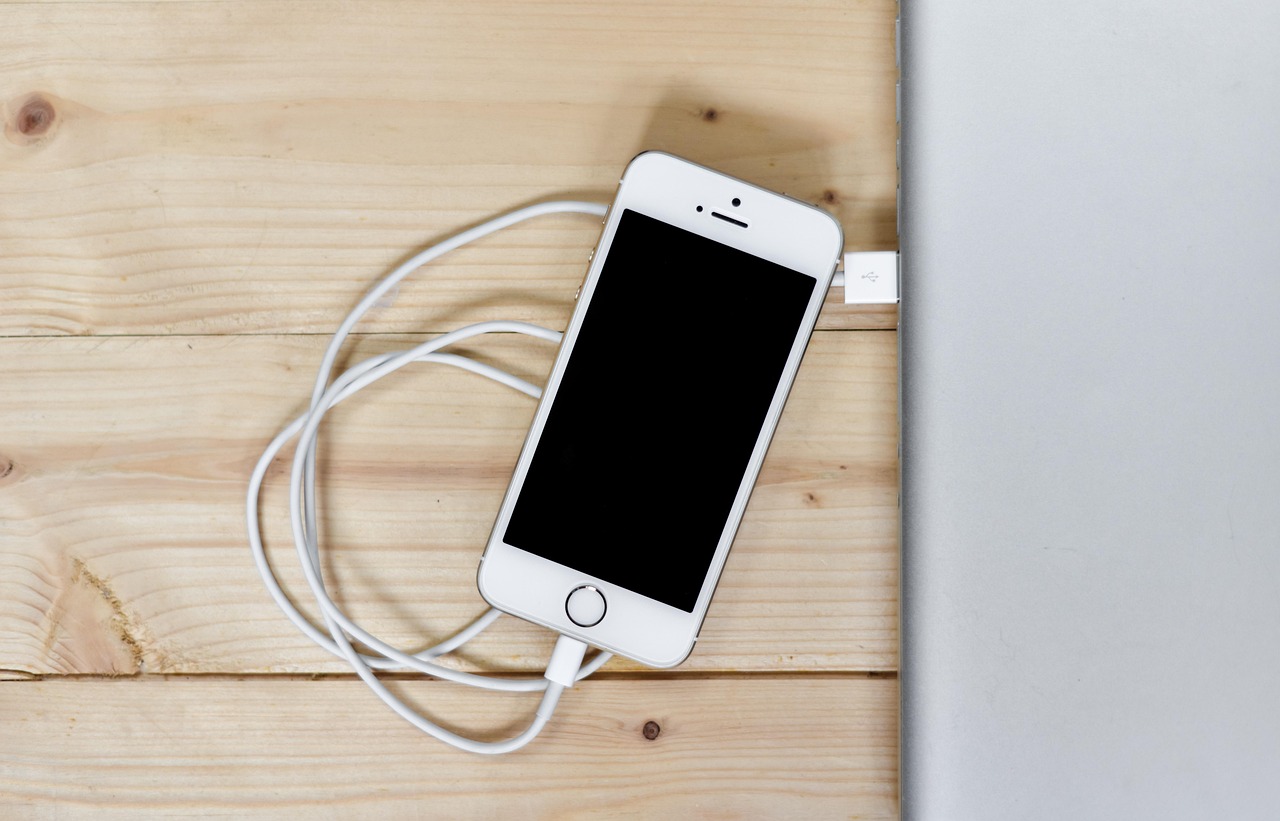 Klein USB-C-station met elegante, eenvoudige vormgeving. Klein USB-C-station met elegante, eenvoudige vormgeving.