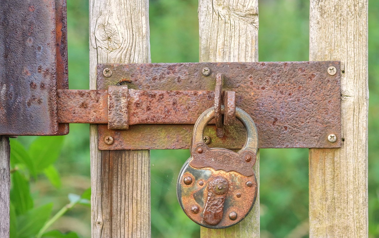 Veiligheidspoort om tuin op warme dag Veiligheidspoort om tuin op warme dag