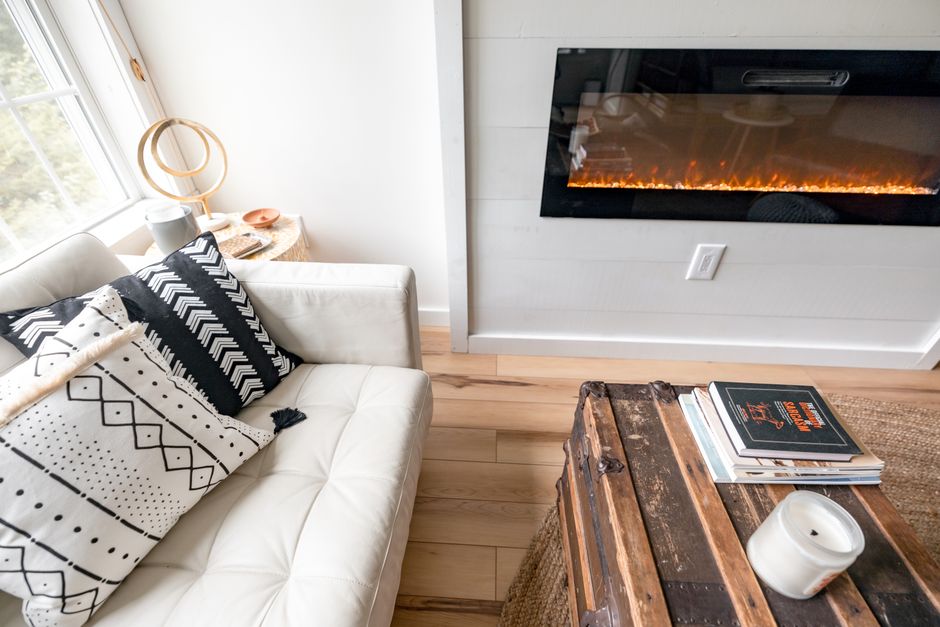 Houten interieur met sfeervolle doorkijkhaard.