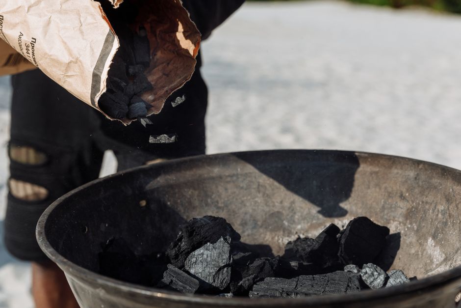 Groene energie verlicht gezellige avondbarbecue.