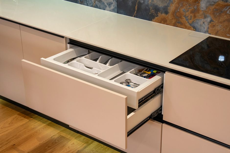 Slimme keukenorganisatie met modulaire rekken. Slimme keukenorganisatie met modulaire rekken.