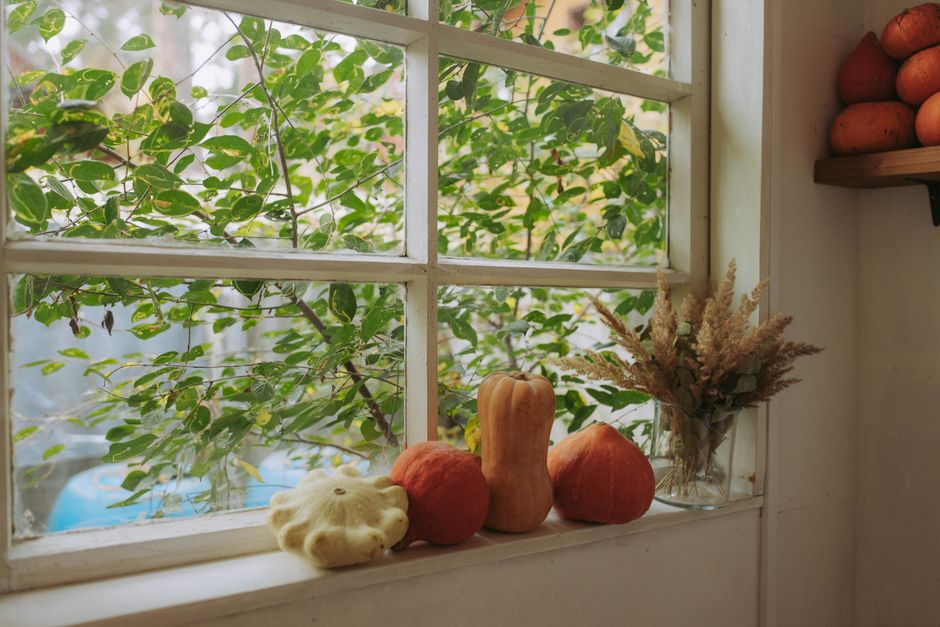 Gezellige herfsttexturen vernieuwen keukengordijnen.