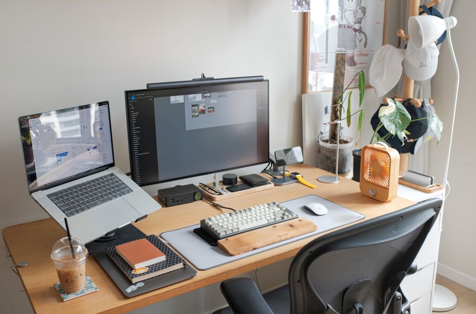 Monitor op opgeruimd bureau in huiselijke kantoorruimte. Monitor op opgeruimd bureau in huiselijke kantoorruimte.