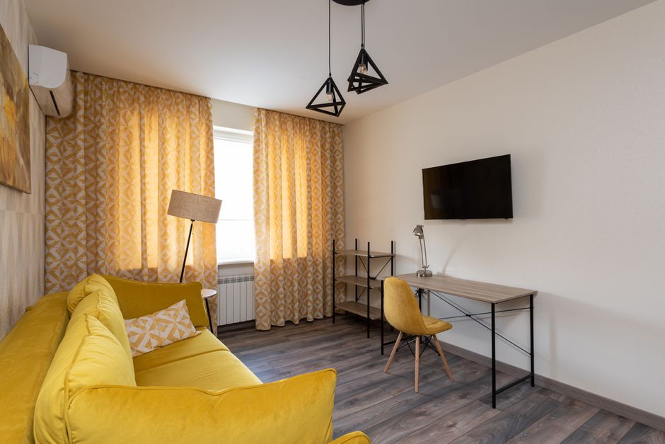 Moderne slaapkamer met geel accenten en gordijnen. Moderne slaapkamer met geel accenten en gordijnen.