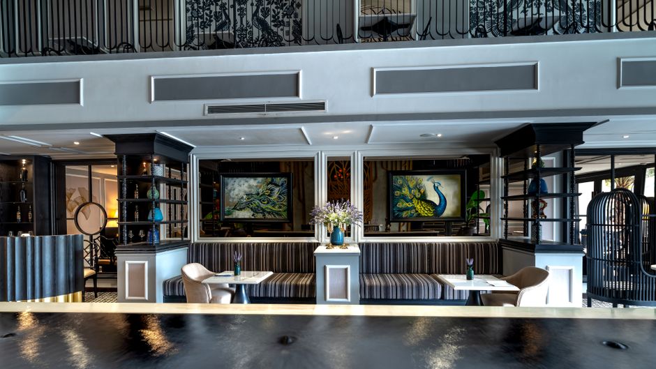 Modern interieur met groot papegaaienschilderij. Modern interieur met groot papegaaienschilderij.